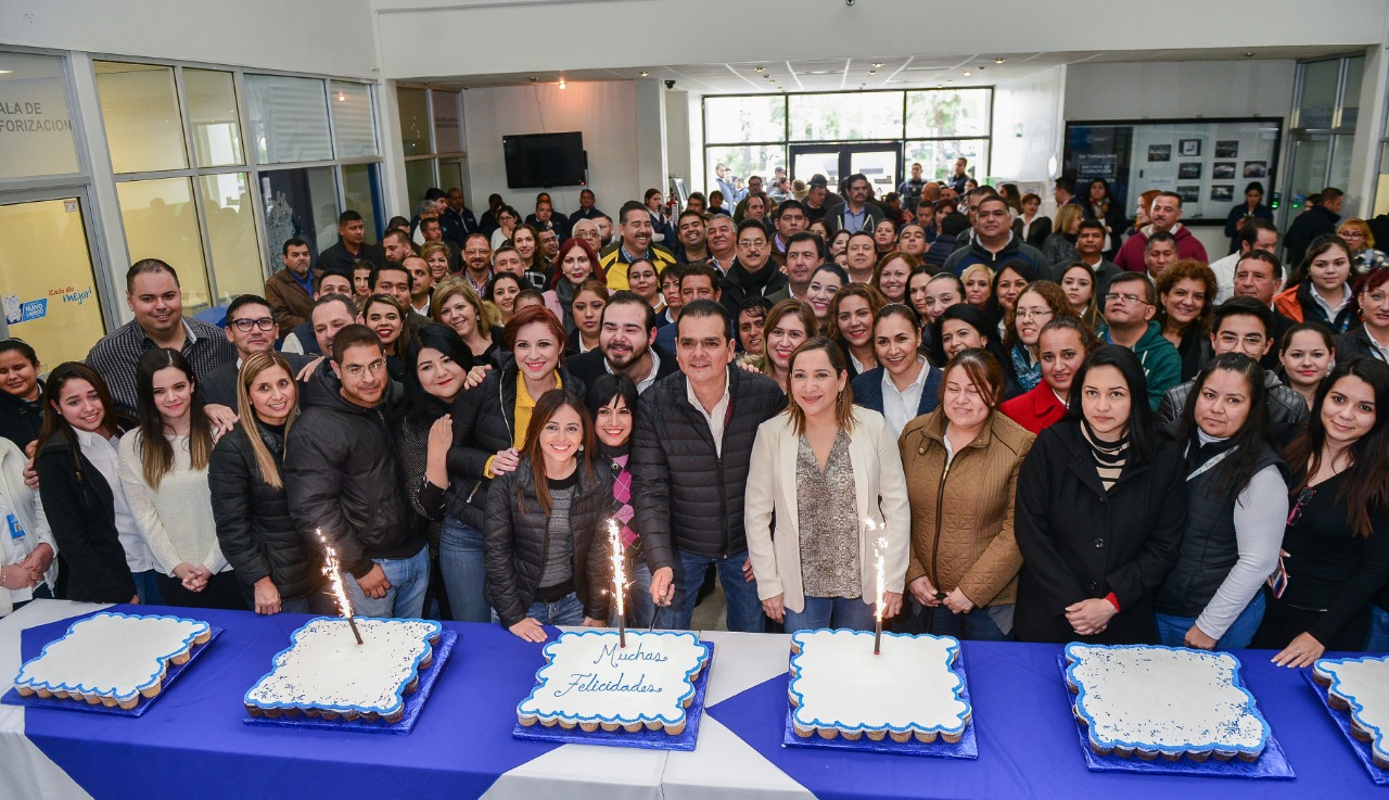 Celebra alcalde cumpleaños trabajando y con empleados