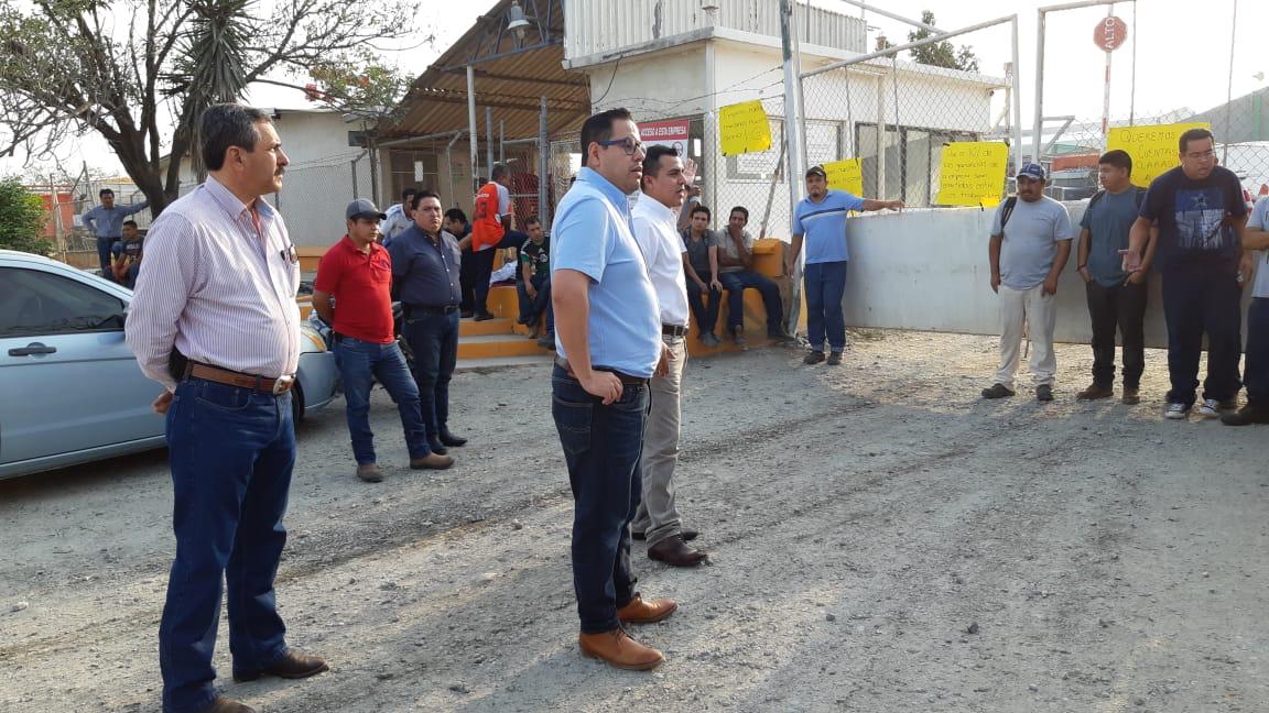 Trabajadores cierran jugera en reclamo de utilidades.