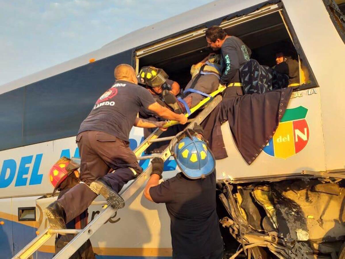 Autobús choca contra tráiler en Nuevo Laredo; hay 13 lesionados