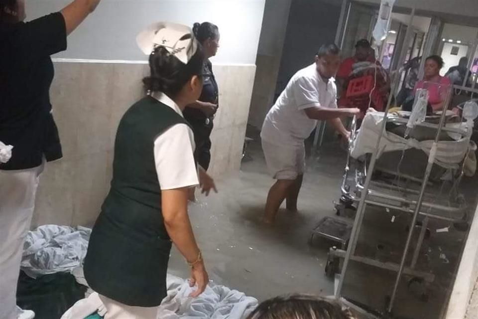 Se inundan dos clínicas del IMSS en Reynosa; evacúan a pacientes.