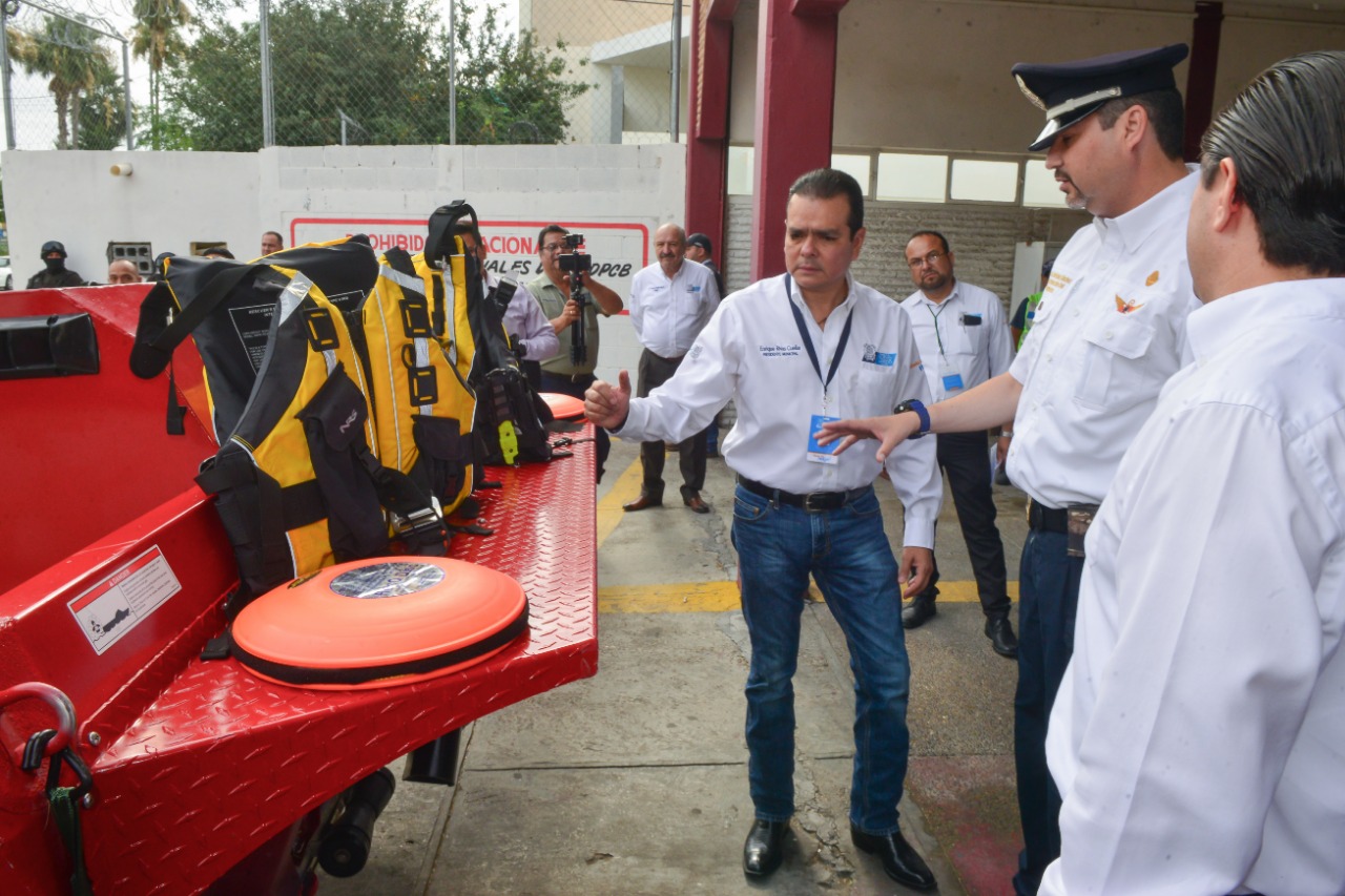 Entrega Alcalde lancha de rescate a PC y Bomberos.