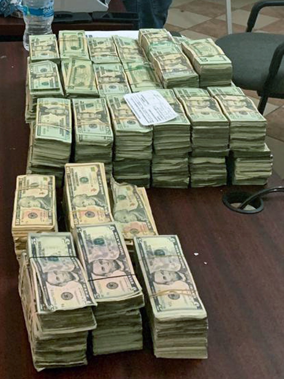 Cae familia con 64 mil dólares de contrabando.