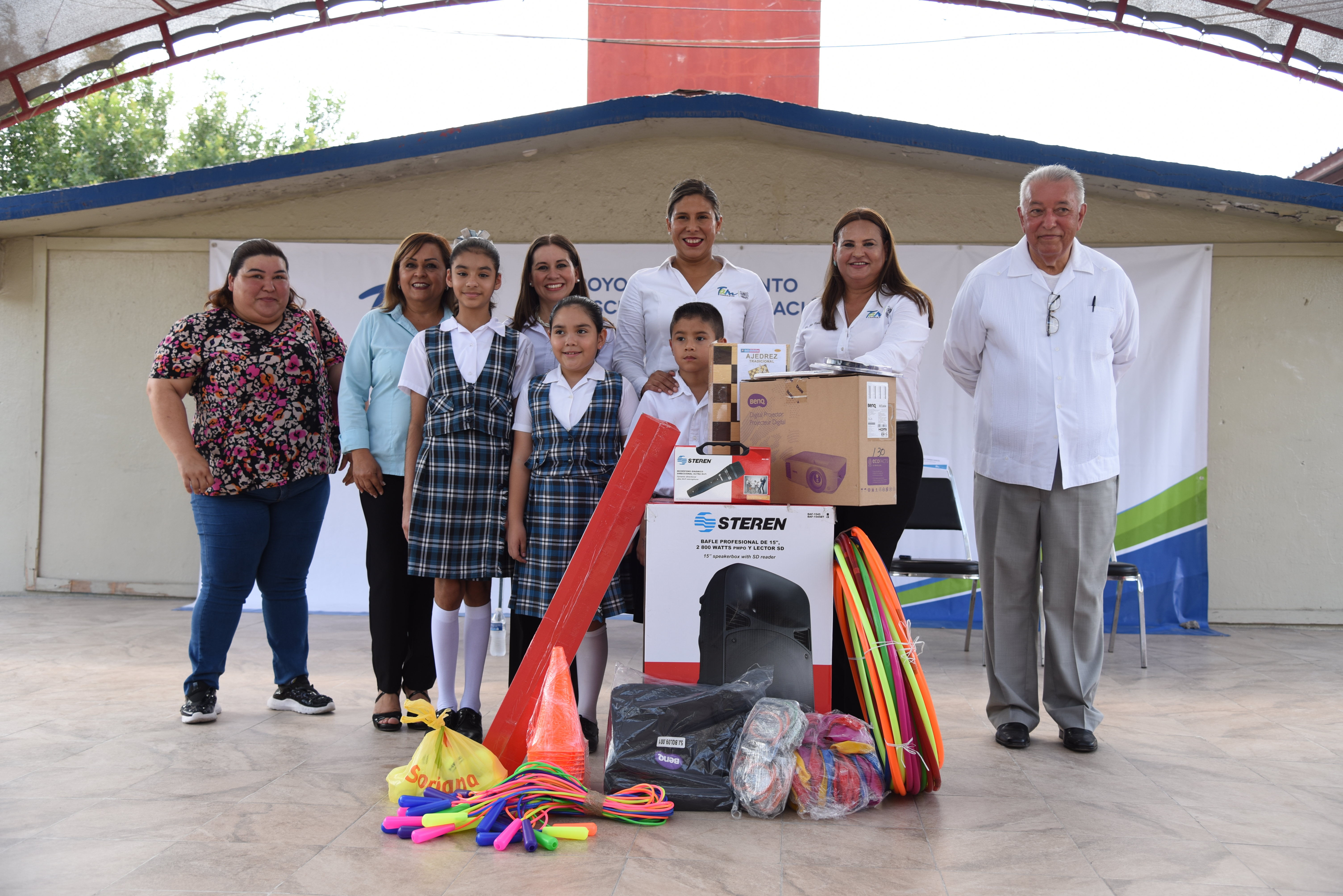 Reciben escuelas de Educación Básica apoyo y equipamiento.