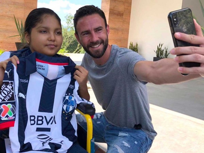Dedica Layún campeonato a pequeña aficionada fallecida