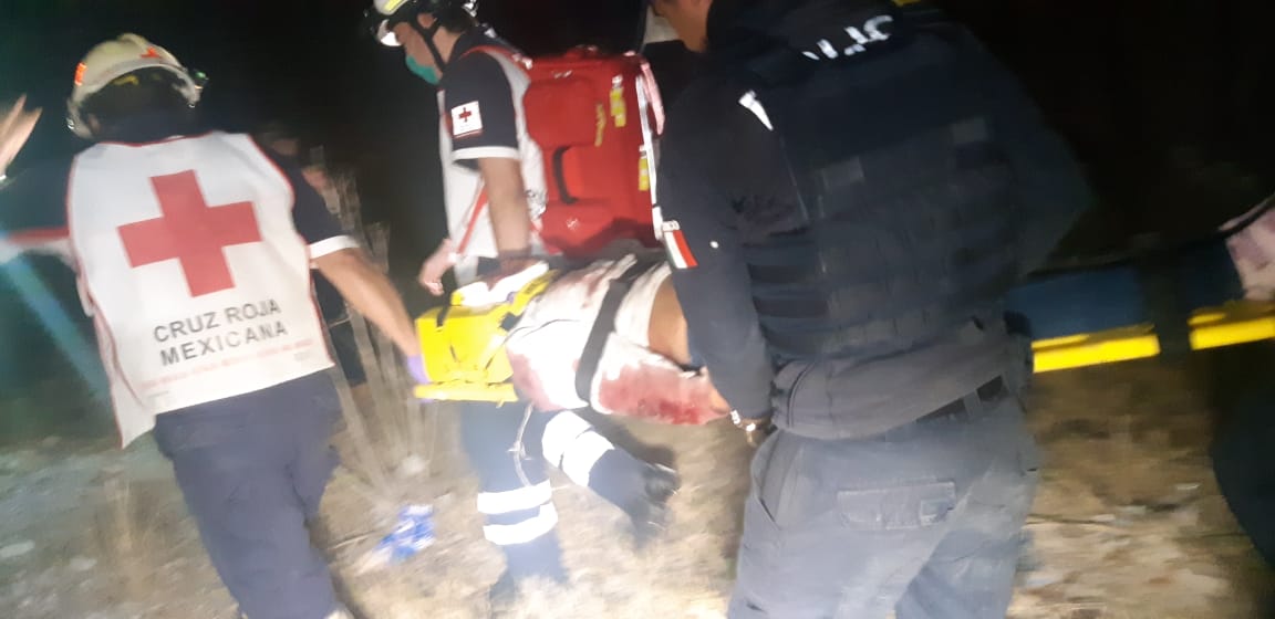 Quinceañera intenta suicidio arrojándose desde un puente; la reportan grave.