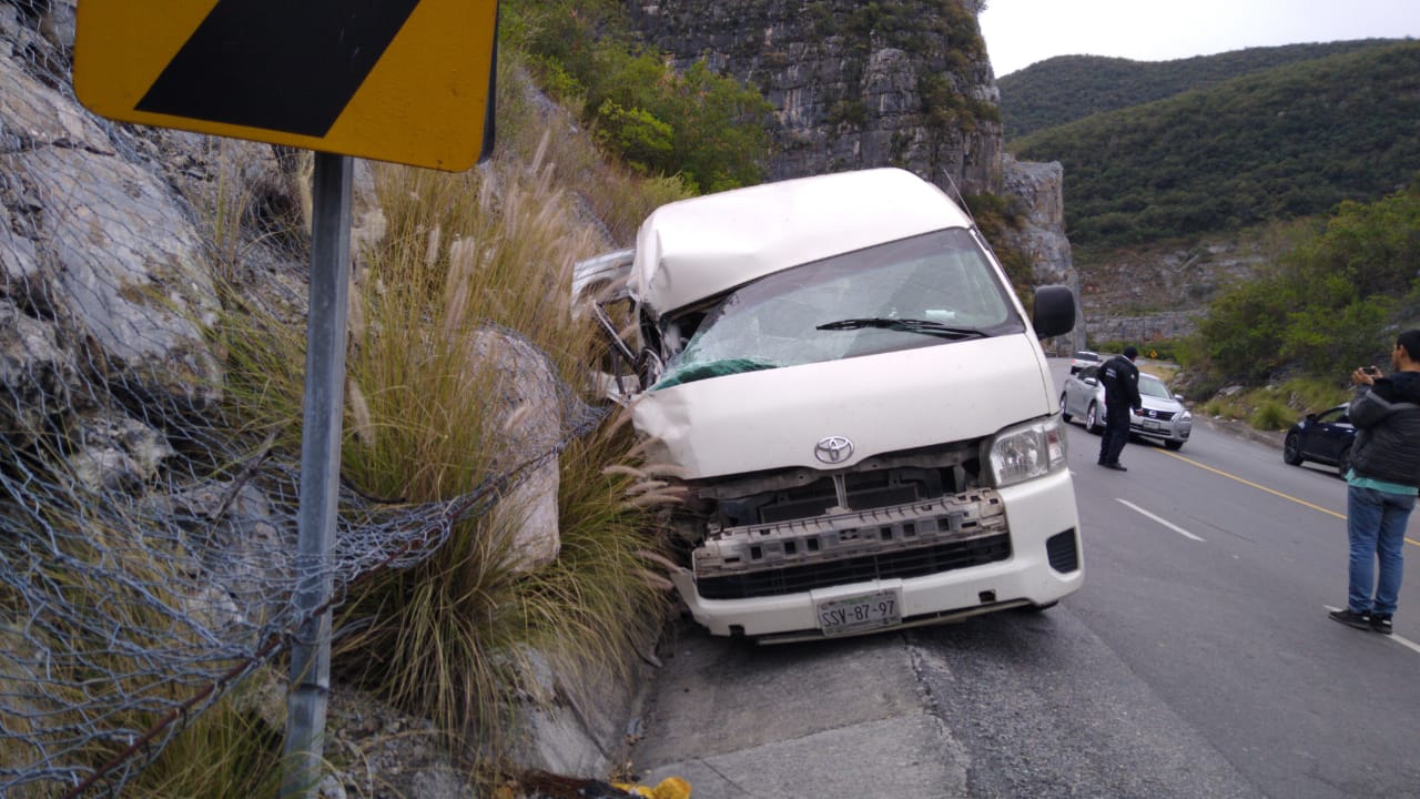 Choca contra talud por “pestañear” al volante.