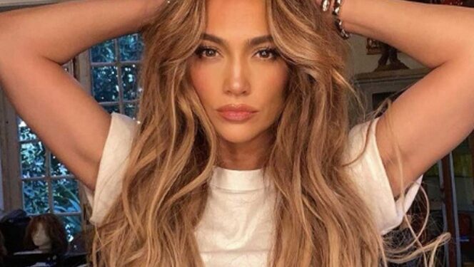 JLo se luce en Instagram con video sin maquillaje y foto en bikini
