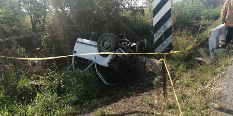 Muere prensado en volcadura; su esposa queda herida.