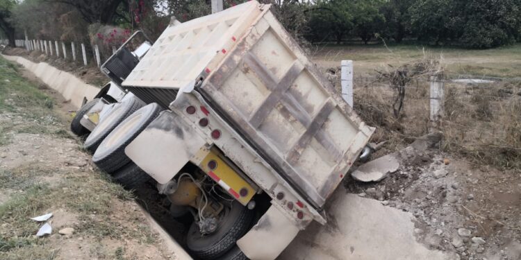Vuelca camión por ponchadura; el chofer, herido