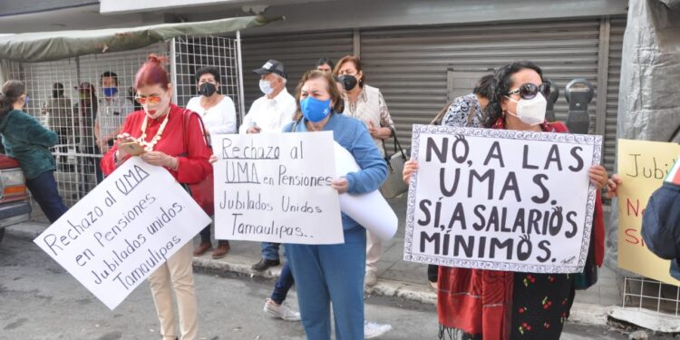 Profes inconformes toman oficinas del ISSSTE