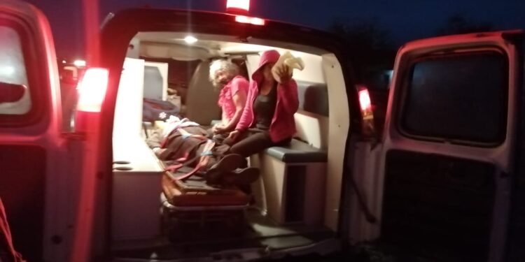 Camioneta se queda sin frenos y vuelca; hay 3 heridos.
