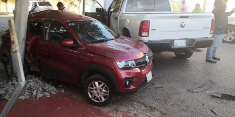 Policía causa carambola y sale herido.