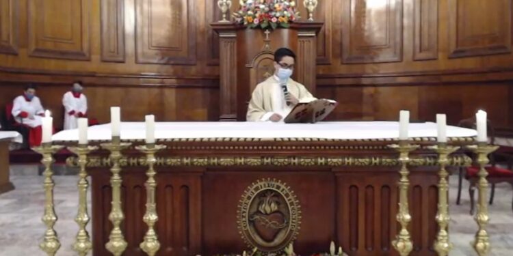 Celebran misma de Resurrección.