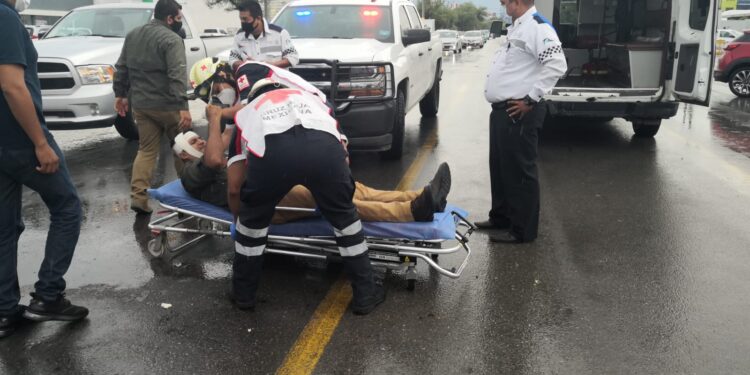 Camioneta arrolla a policía