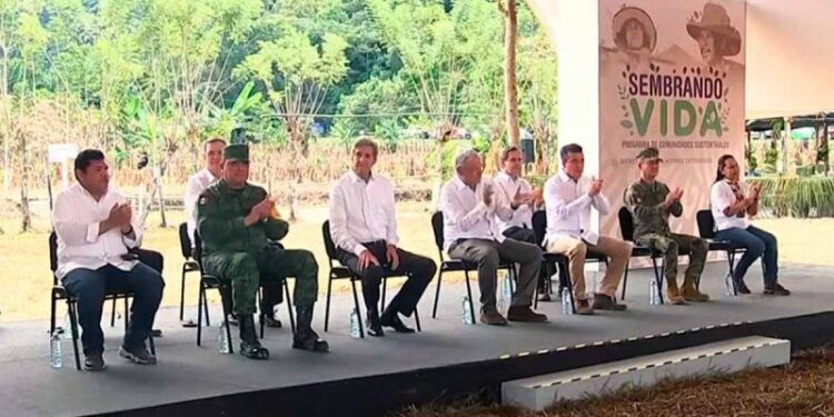 López Obrador presenta Sembrando Vida a John Kerry, enviado de Biden