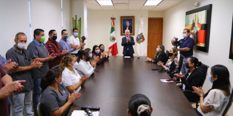 Dan bases extraordinarias a trabajadores del Congreso.