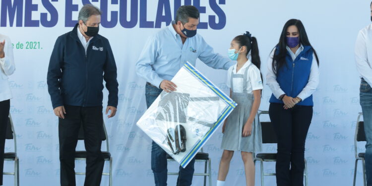 Entrega  Cabeza de Vaca apoyos en Nuevo Laredo