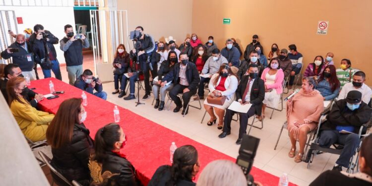 Formalizan su unión legal 8 parejas en matrimonios colectivos