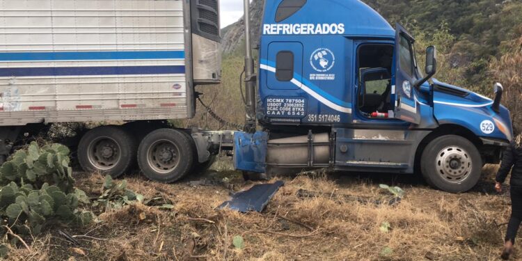 Carambolean 5 vehículos en Rumbo Nuevo; hay 10 heridos.