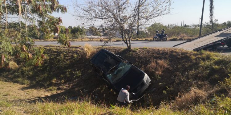 Conductora evita atropellamiento pero termina volcando.