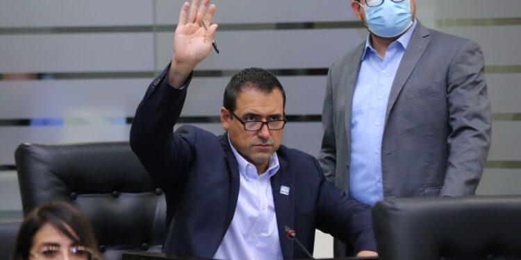 Reviven Morena y PAN polémica por desafuero de Cabeza de Vaca.