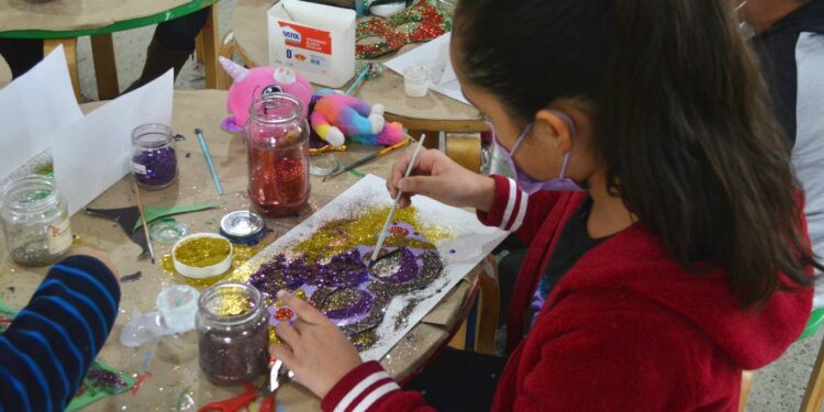 Aumentan creatividad de niños a través del taller “Maquinitas creativas “