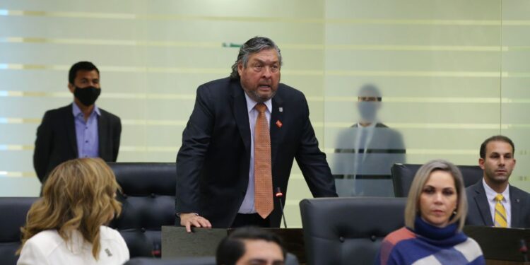Diputados piden a la ASE ir por  Xico González.   