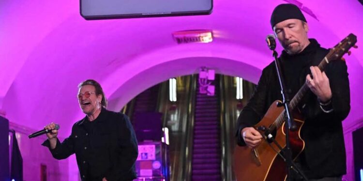 Bono elogia la lucha de Ucrania por la ‘libertad’ y da show en el metro de Kiev