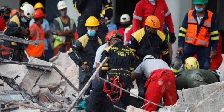 Sube a 30 cifra de muertos en Cuba tras explosión en hotel Saratoga