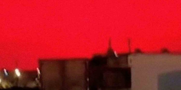 Escena apocalíptica: cielo rojo causa pánico en una ciudad de China