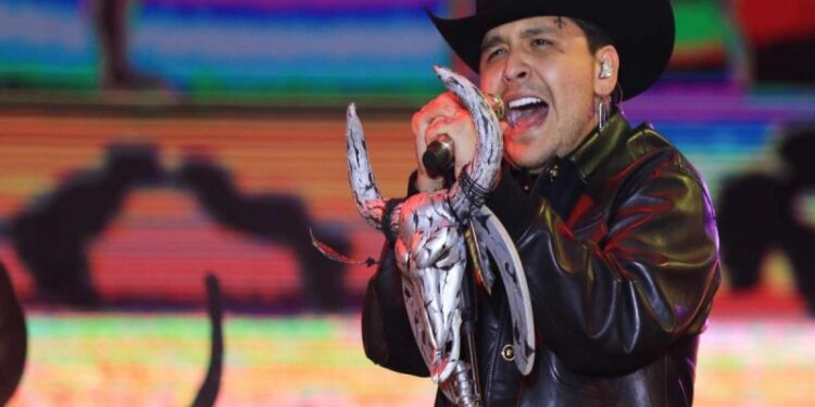 Christian Nodal desata rumores; baja de avión de la mano de una misteriosa mujer