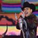 Christian Nodal desata rumores; baja de avión de la mano de una misteriosa mujer