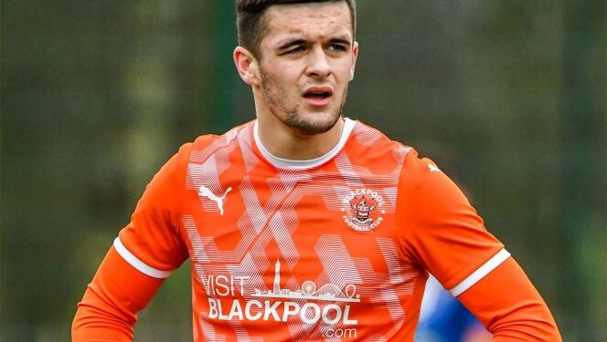Futbolista del Blackpool revela abiertamente su homosexualidad