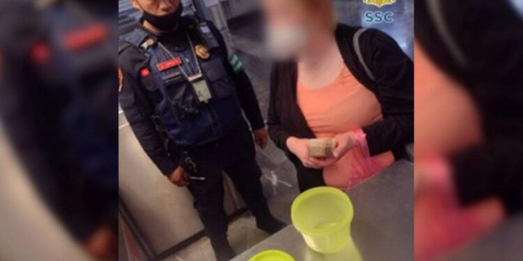‘Polis’ devuelven $6 mil que mujer extravío en vagón del Metro