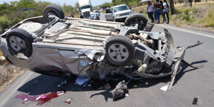 Señora muere en volcadura; su esposo e hijo, heridos