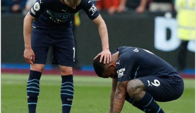 Manchester City deja escapar la oportunidad de consagrarse.