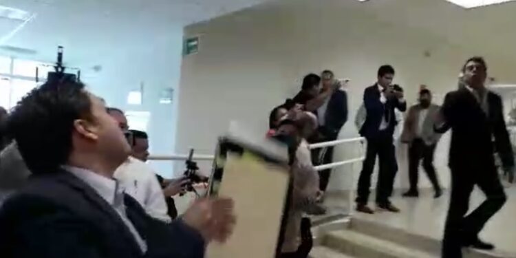 Pelean a gritos diputados del PAN y de Morena.