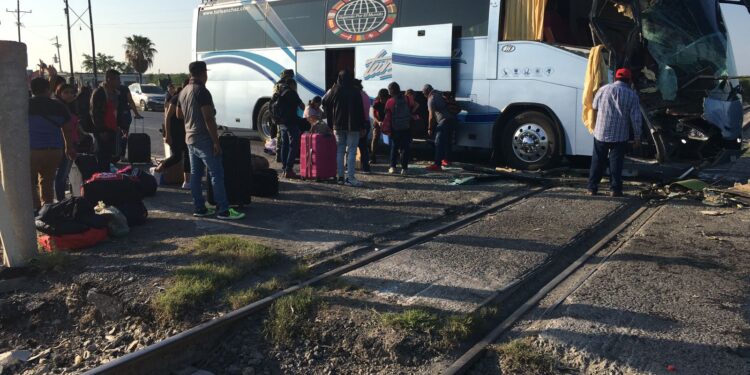 Autobuses chocan por alcance; hay 6 lesionados.