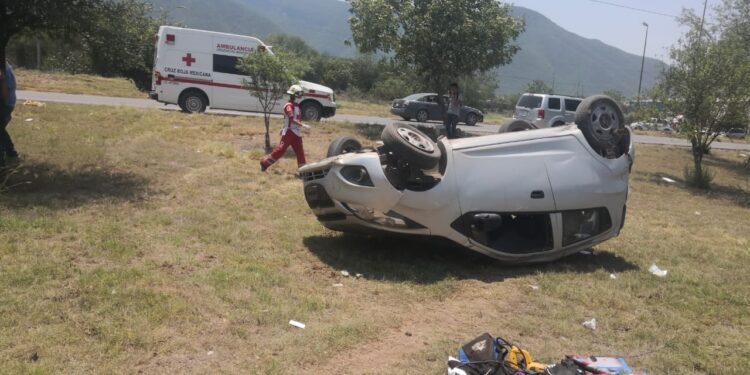 Joven queda herido al volcar