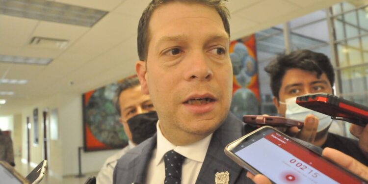 «Américo no va al debate por miedo», acusan diputados.