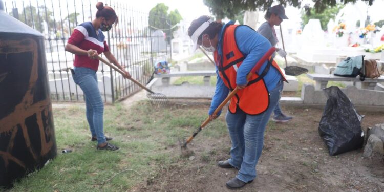Panteones en Nuevo Laredo recibirán 10 mil visitantes.