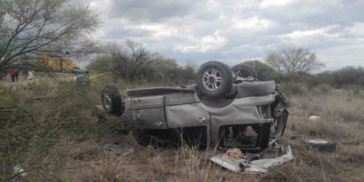 Mueren 2 en choque y volcadura