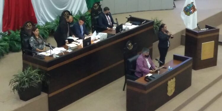 «Su gestión deja mucho que desear», advierten diputados a secretaria de salud.