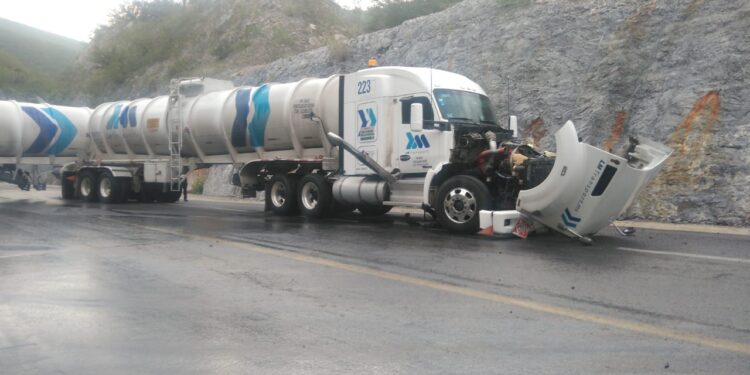 Trailero queda herido al chocar en Rumbo Nuevo