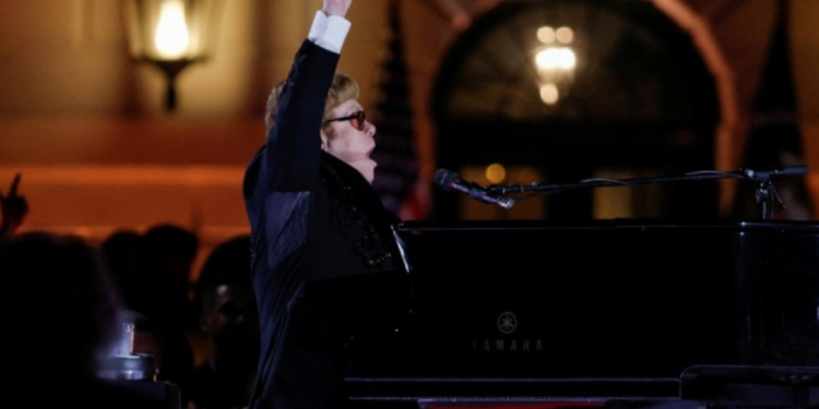 Elton John da concierto en la Casa Blanca y hasta hace llorar a Biden