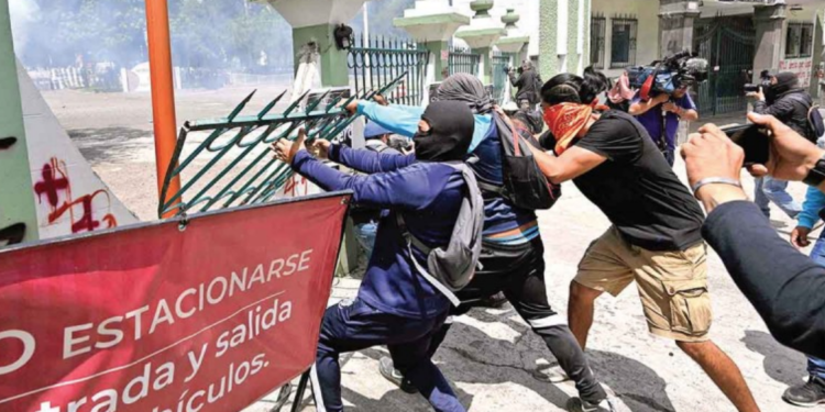 Llaman a protestar en paz…y atacan cuartel; encapuchados lesionan a 39 policías y soldados.