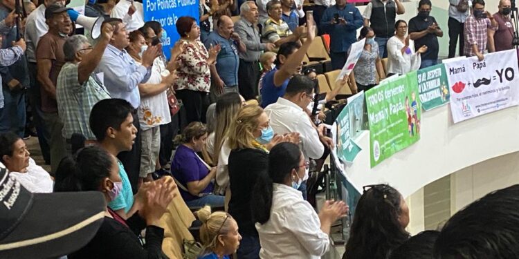 Aprueban matrimonio igualitario entre protestas de religiosos y apoyo de comunidad lesbico-gay