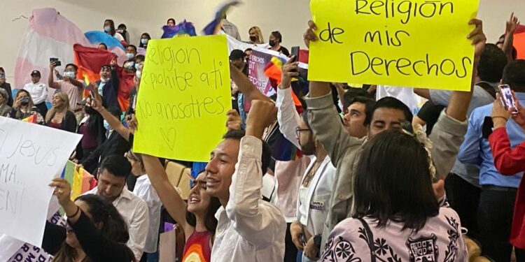 Aprueban matrimonio igualitario entre protestas de religiosos y apoyo de comunidad lesbico-gay
