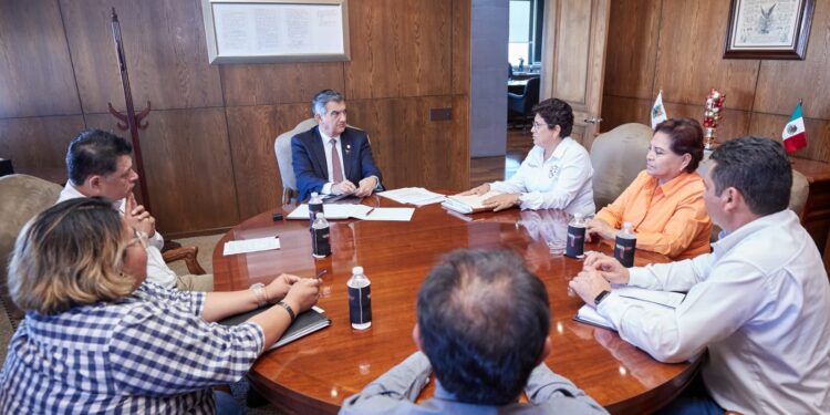 Platica gobernador con sindicalizados de Victoria