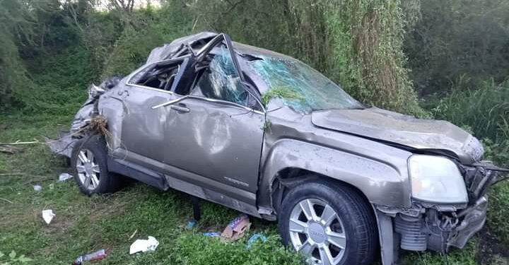 Familia queda lesionada en volcadura